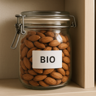 Barattolo ermetico con mandorle, conservazione in dispensa fresca.