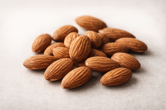 Dettaglio macro di mandorle bio con pellicina, texture croccante.